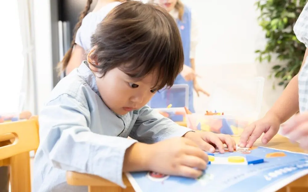 教具を使って真剣に学ぶ幼児の様子(集中力と探究心を育む学びの時間)